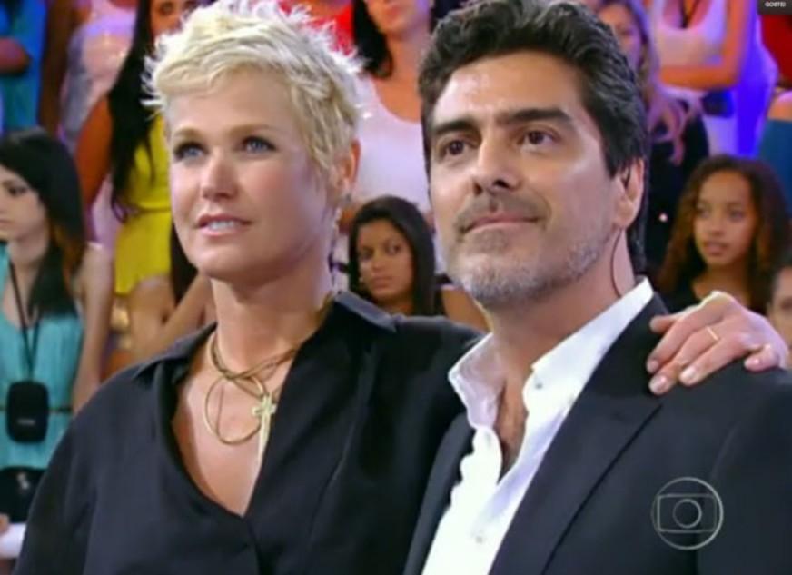 Xuxa ganha anel de compromisso do namorado