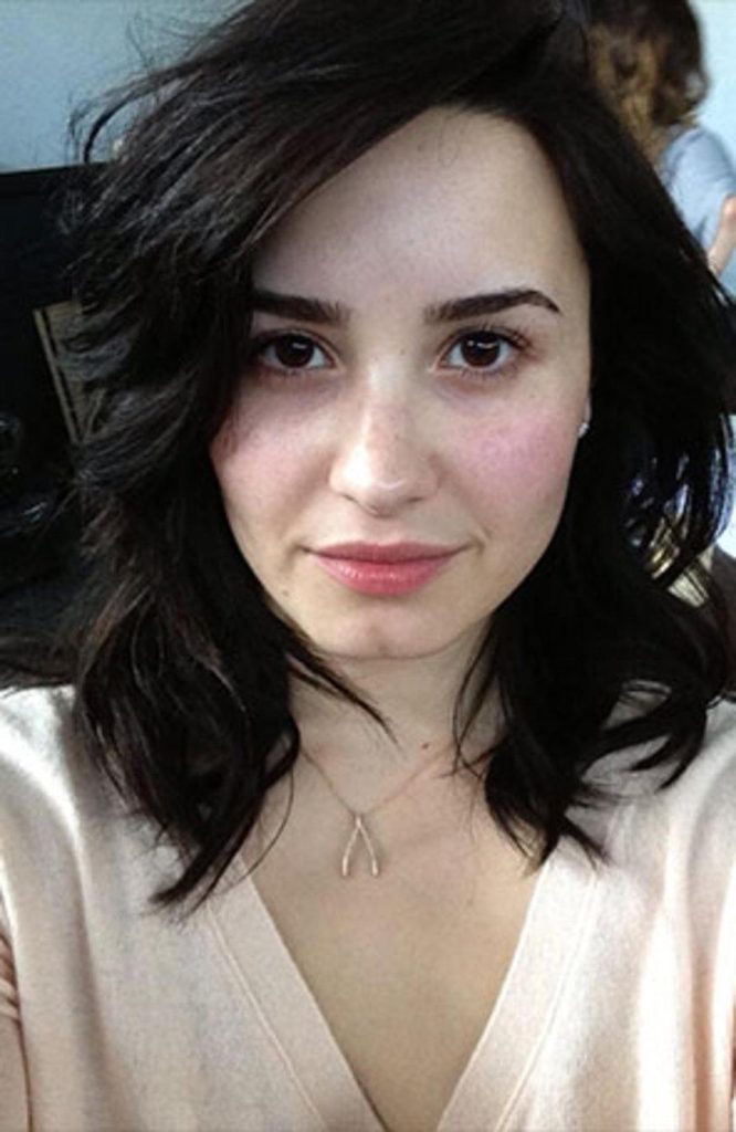 Demi Lovato posa sem maquiagem para campanha