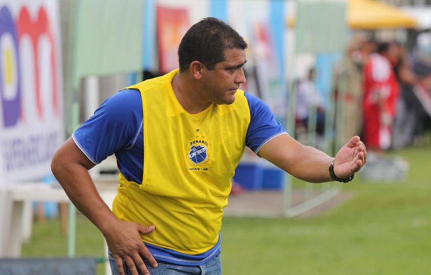 Técnico anuncia saída do Penarol, mas muda de ideia