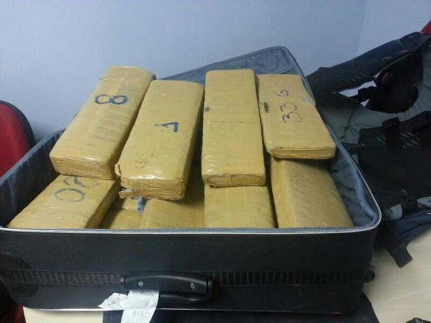 Homem é preso ao desembarcar de voo com 25 kg de maconha