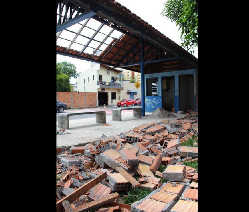 Obra de taxistas em parada de ônibus é demolida