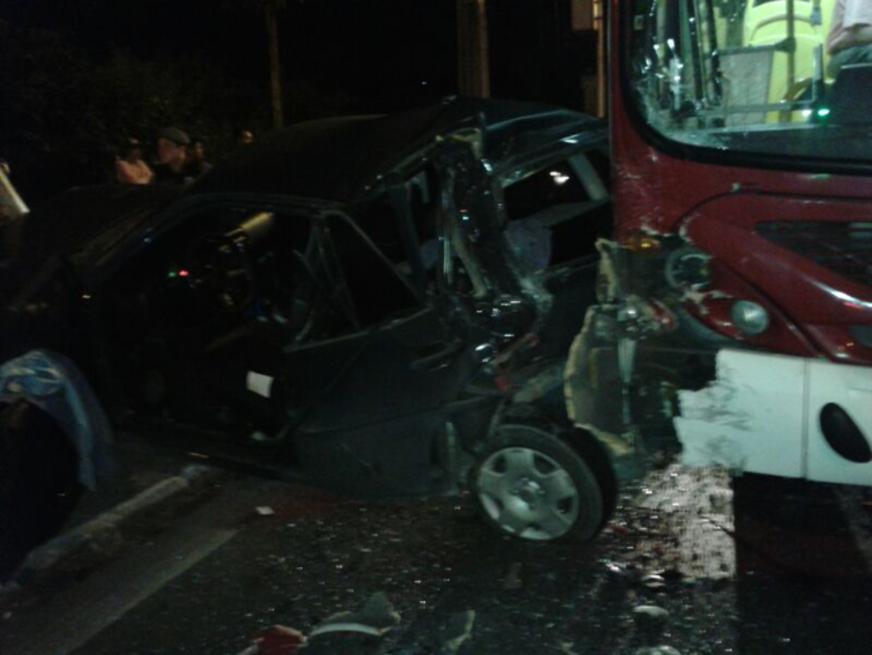 Motorista adormece e ônibus atinge dois carros na Av. Max Teixeira
