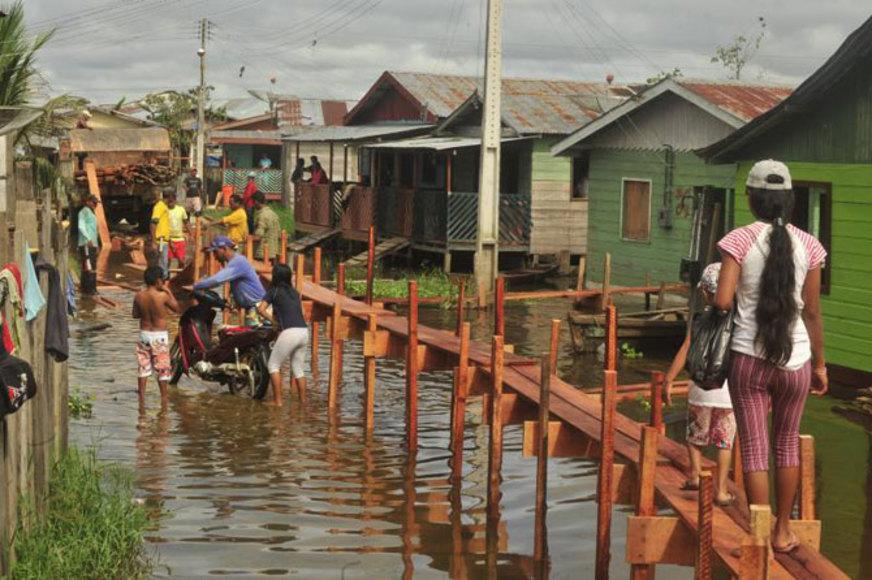 Cheia atinge seis bairros e sete mil famílias de Benjamin Constant no interior do Amazonas