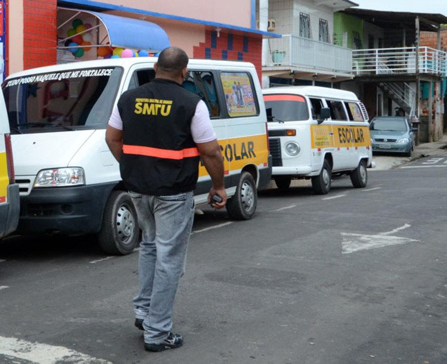 Fiscais apreendem van escolar dirigida por adolescente em Manaus