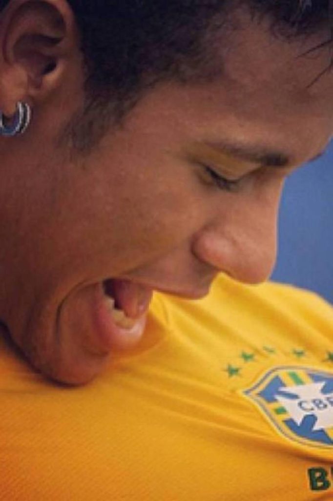 Neymar comemora convocação e posta foto na web