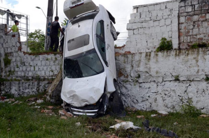 Motorista perde o controle e atinge muro do clube da OAB