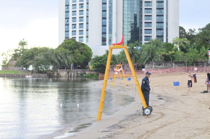 Praia interditada da Ponta Negra desaponta banhistas no feriado