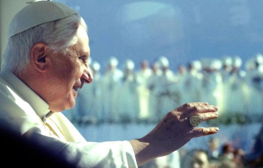 Bento XVI volta ao Vaticano e é recebido pelo papa Francisco