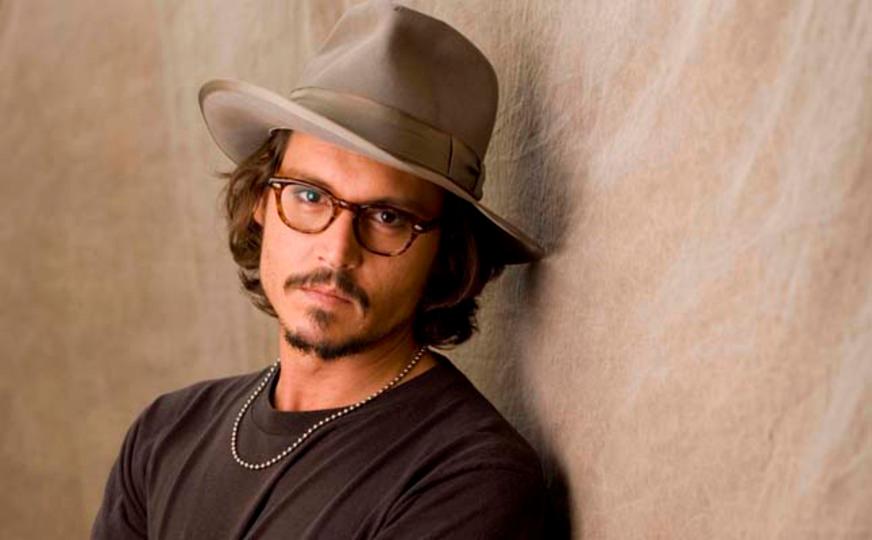 Johnny Depp volta a morar com modelo e planeja casamento