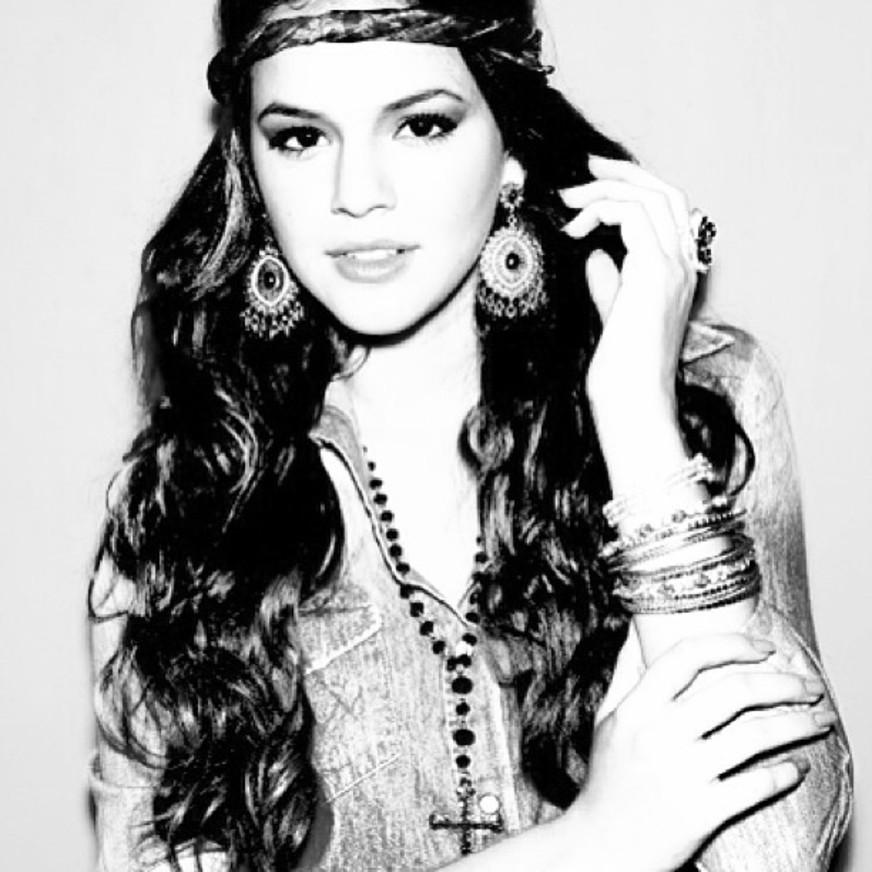 Bruna Marquezine posta foto com visual hippie no Instagram