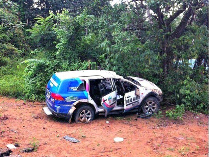 Viatura da PM capota na Zona Oeste de Manaus