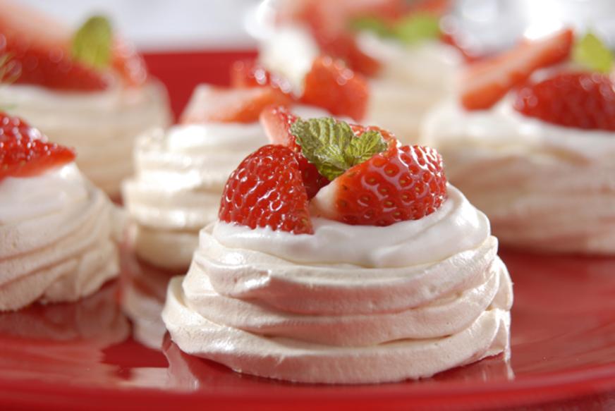 Ninhos de merengue com morangos
