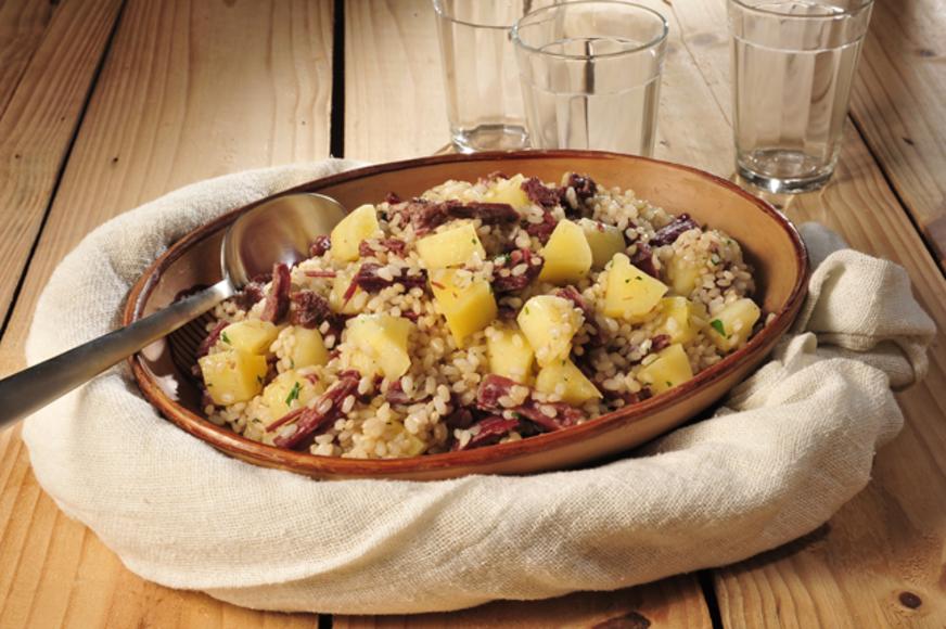 Arroz com carne seca e mandioca