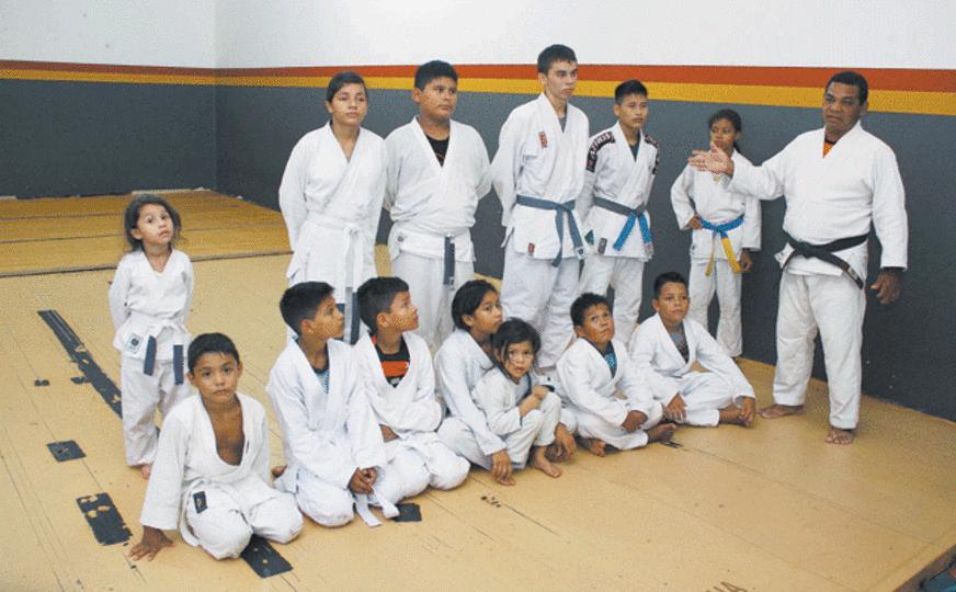 Projeto social fornece aula gratuita de judô e jiu-jitsu para crianças e adolescentes