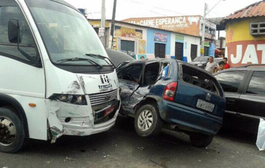 Acidente entre micro-ônibus e dois carros deixa vítima lesionada neste sábado