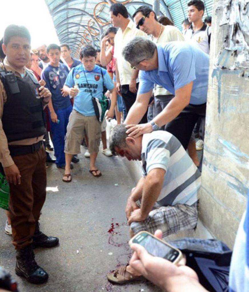 Homem se arrisca e é atingido por ônibus em terminal de Manaus