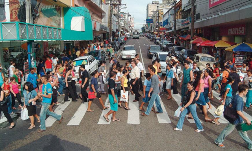 Pessoal ocupado no comércio cresce 7,2% em 2011, diz IBGE