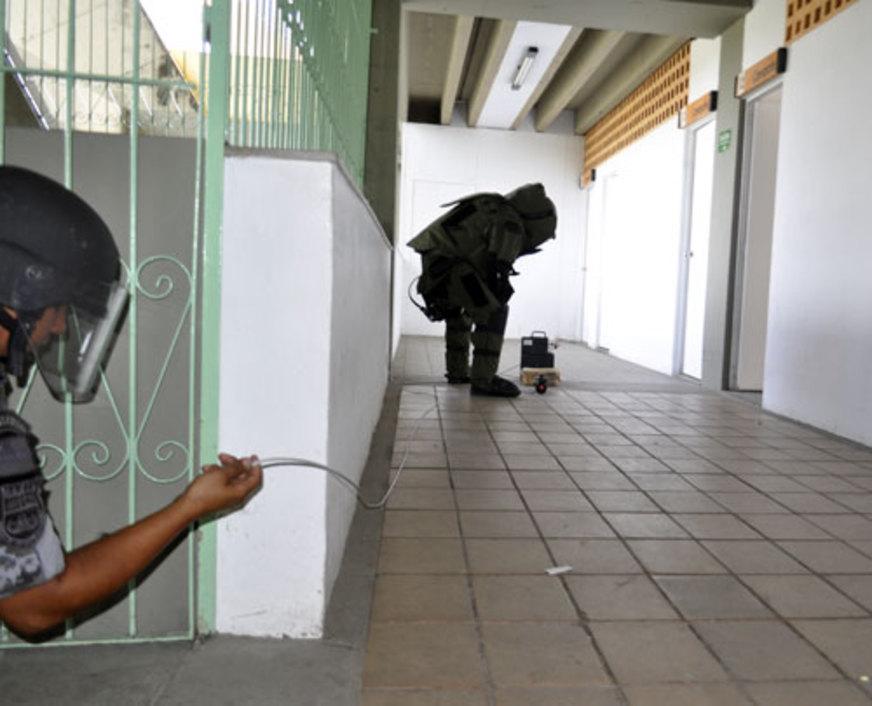 Policiais se preparam para Copa com treinamento antibombas