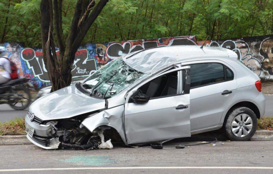 Carro capota e deixa duas pessoas feridas na Zona Leste de Manaus