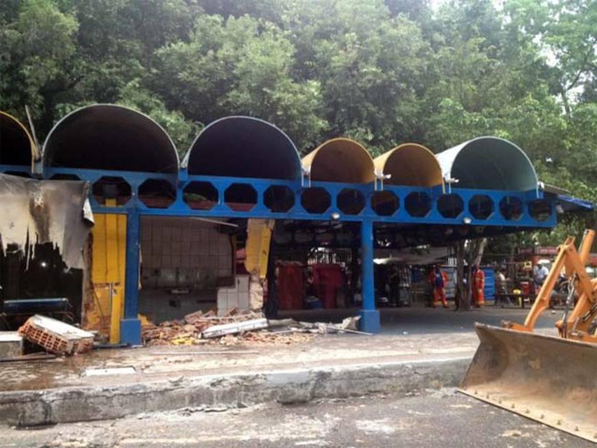 Lanchonetes que ocupavam a Praça do Relógio são demolidas em Manaus