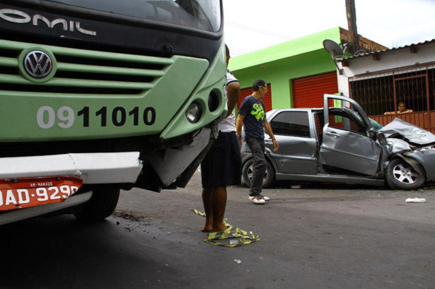 Carro colide com ônibus e menina fica presa entre ferragens na Zona Norte de Manaus