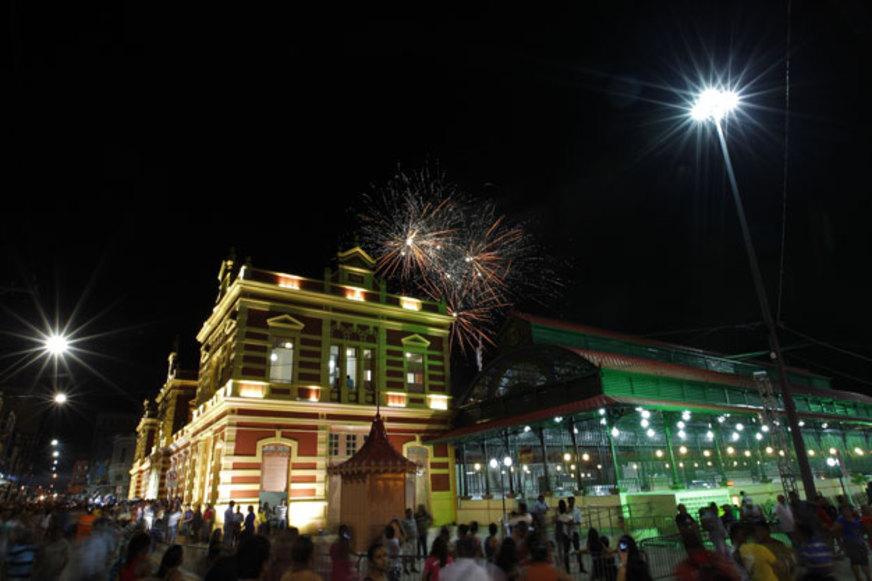 Fogos marcam aniversário de 344 anos de Manaus