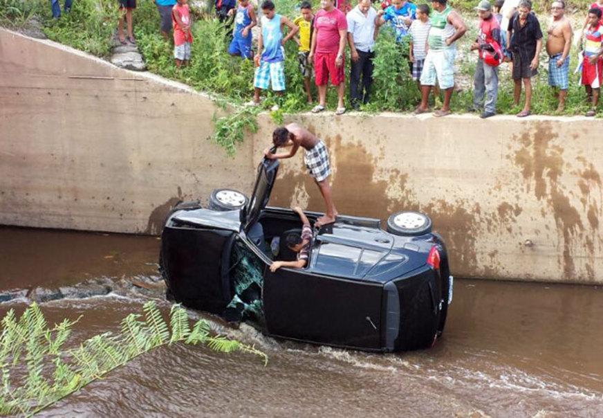Carro capota e cai em igarapé na Zona Oeste neste sábado (12)