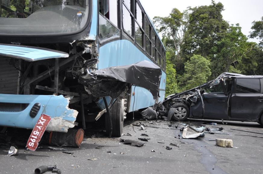 Veículo colide com ônibus na estrada da UFAM