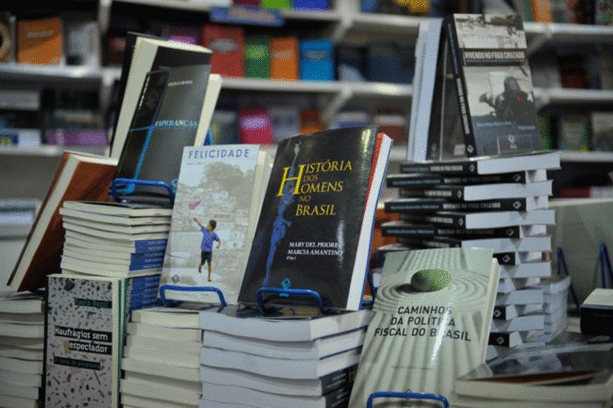 Termina hoje prazo para aderir ao Programa Nacional do Livro Didático para Jovens e Adultos