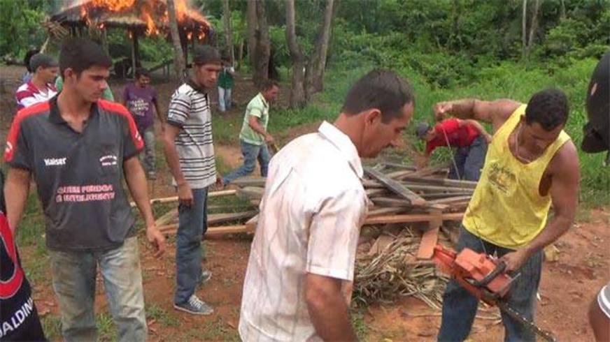 Manifestantes invadem reserva indígena; mais de 140 índios permanecem refugiados