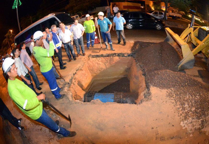 Prefeito inspeciona obra em vazamento de adutora e cobra agilidade da Manaus Ambiental