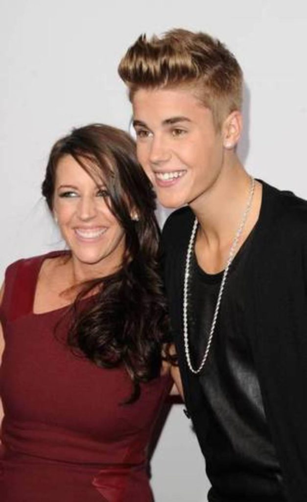 Mãe de Justin Bieber pede que rezem por ele