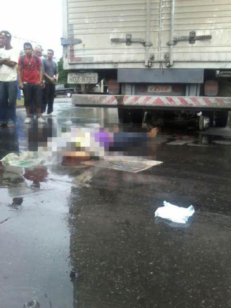 Mulher morre em acidente de trânsito na avenida Torquato Tapajós, em Manaus