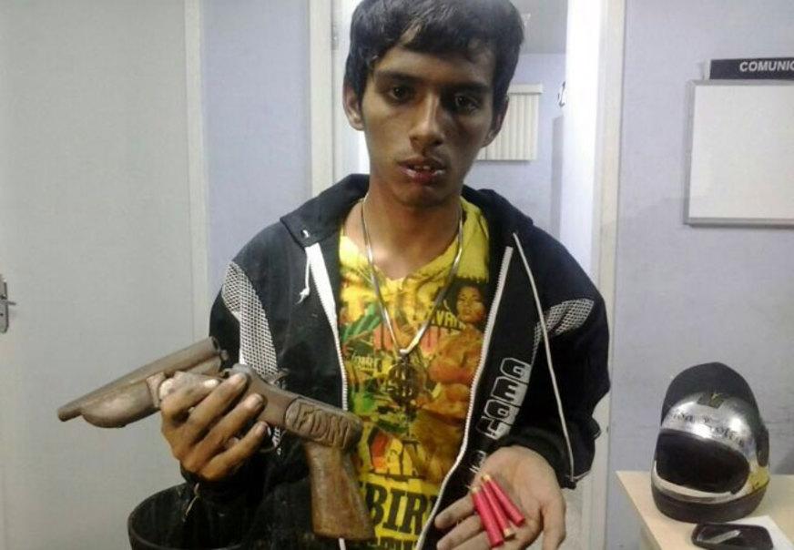 Integrante da FDN é preso portando arma com sigla da facção criminosa