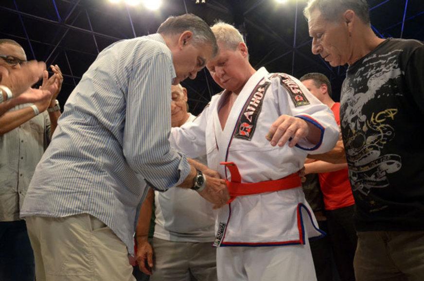 Arthur Neto recebe o grau máximo de jiu-jítsu no Bitteti Combat 19
