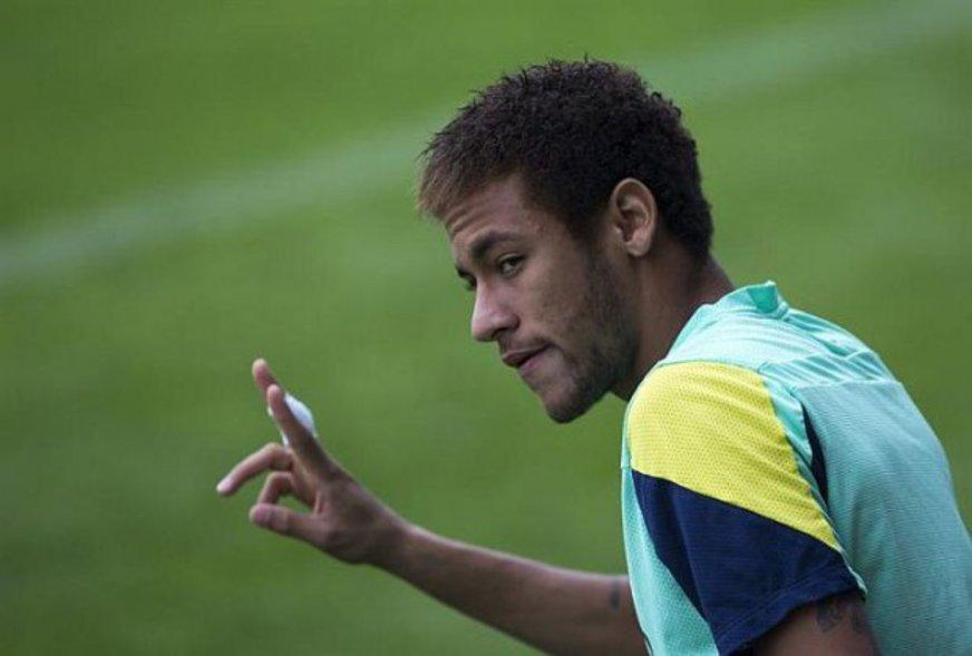 Neymar volta a treinar com bola após lesionar tendão