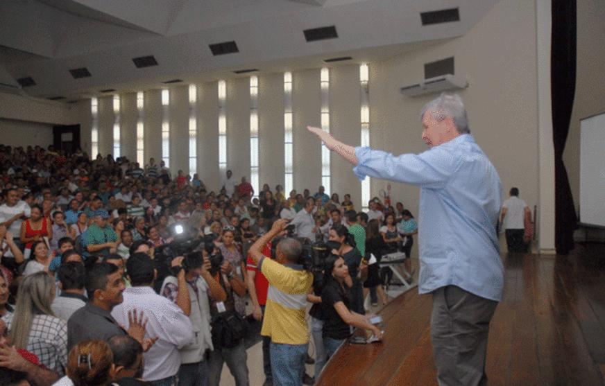 Prefeito de Manaus quer ‘Bolsa Camelô’ em regime de urgência