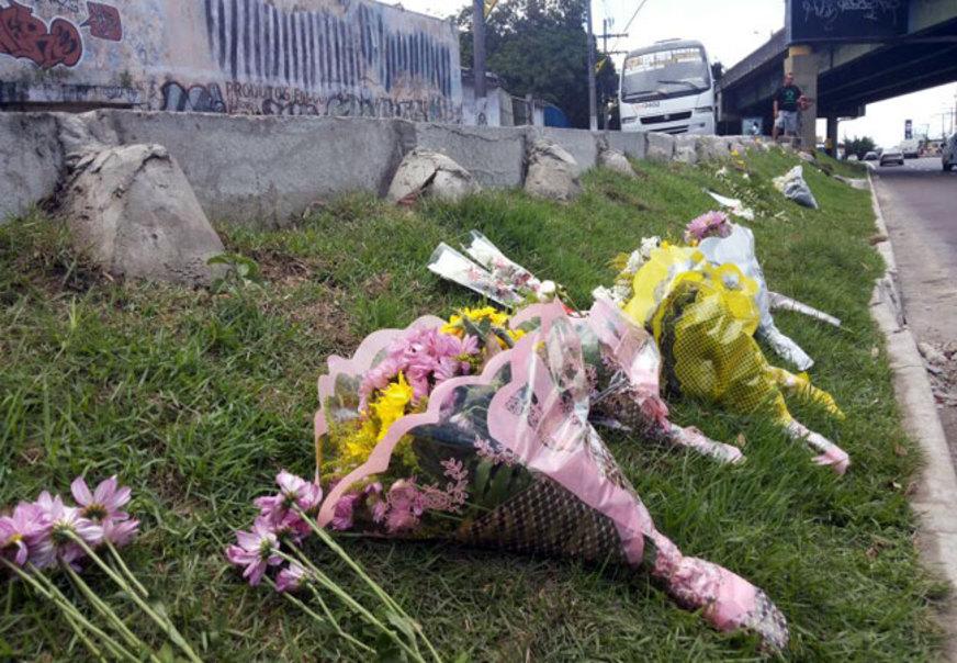 População presta homenagem às vítimas no local do acidente