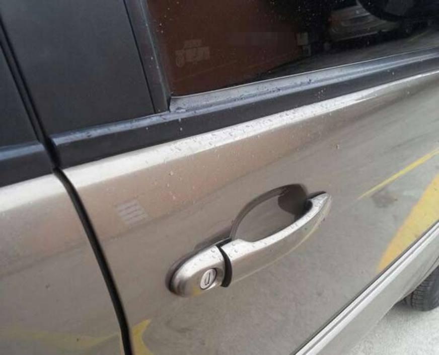 Mulher tem veículo arrombado no Amazonas Shopping