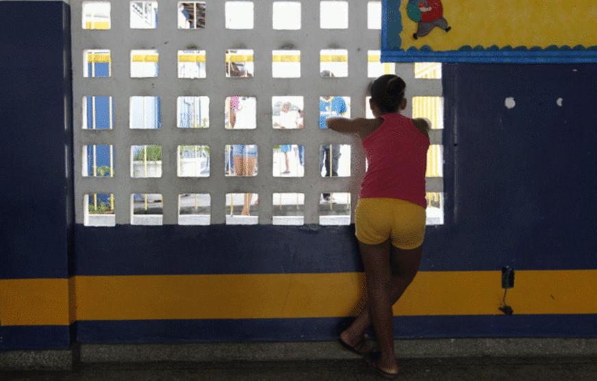 Escola vira abrigo e deixa mais de 1,2 mil alunos sem aula