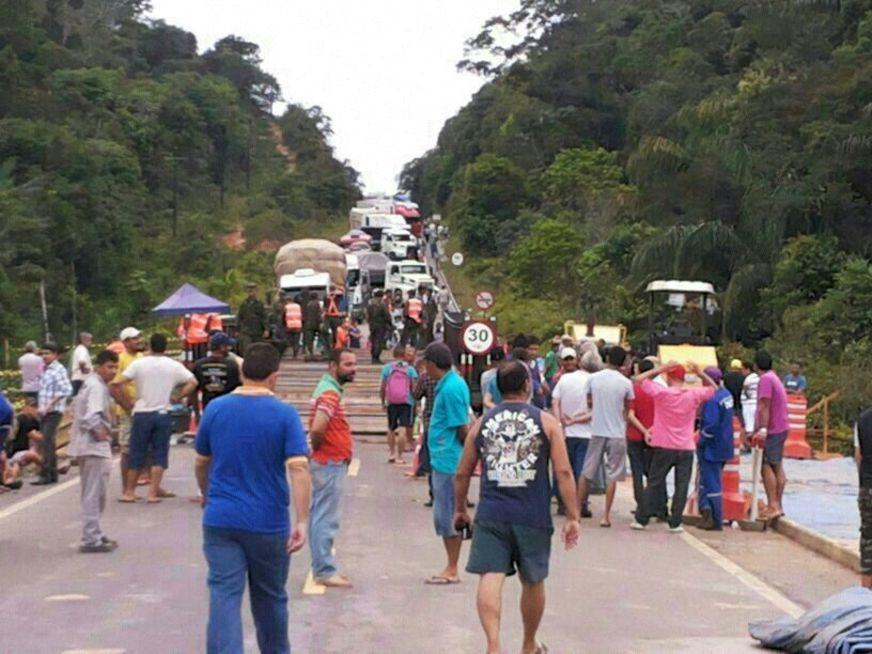 Caminhoneiros protestam e fecham a BR-174 neste sábado