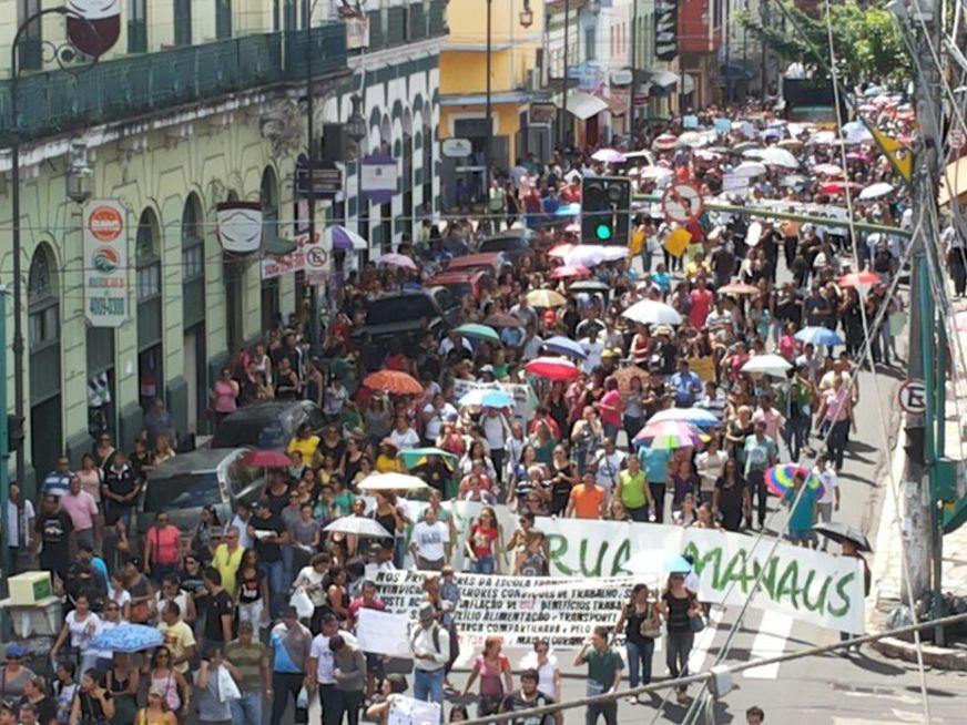 Professores realizam paralisação e passeata pelo Centro de Manaus