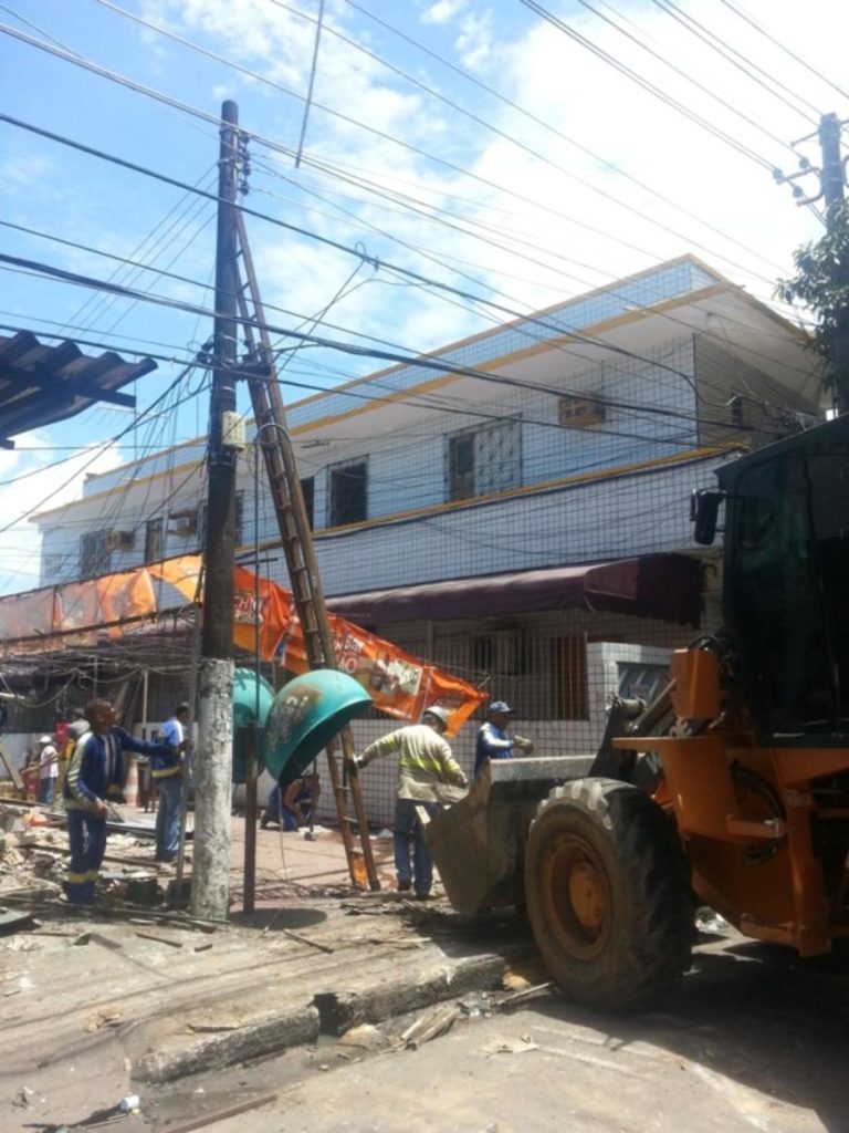 Implurb faz demolição de bar irregular no Centro de Manaus