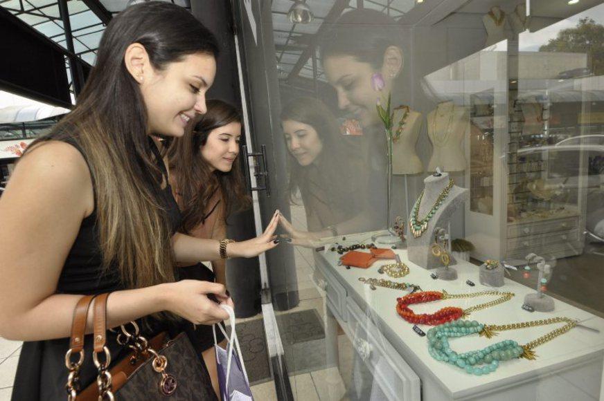 Compras ‘ao vivo e em cores’ ainda são preferência