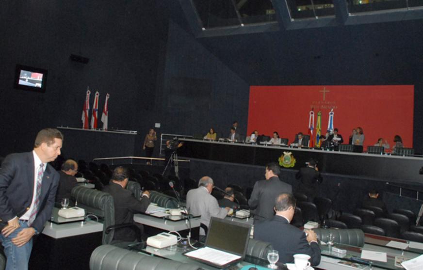 MP cobra devolução de bolsas pagas pela ALEAM