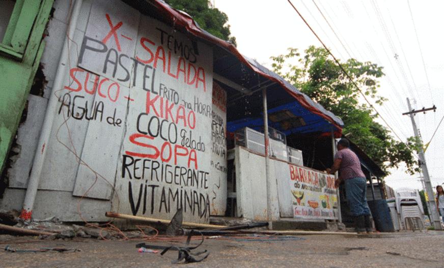 Barracas de comércio irregular na avenida Camapuã, Jorge Teixeira, são removidas pela prefeitura