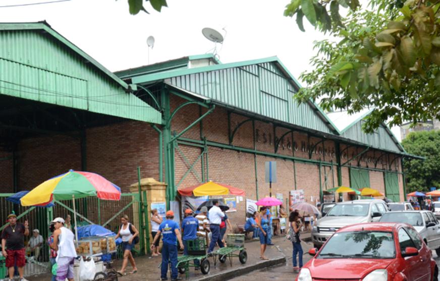 Porto de Manaus entregue às lenhas