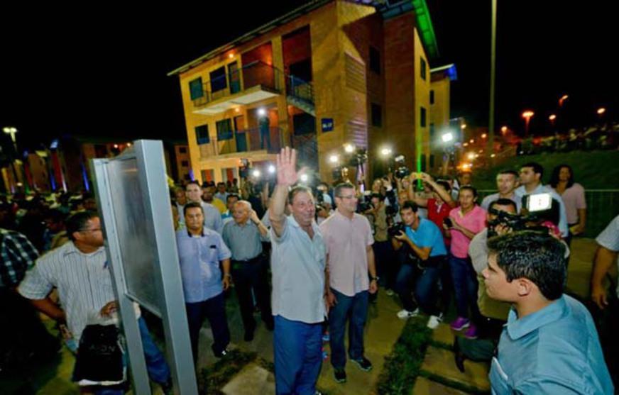 Governador do Amazonas entrega mais dois conjuntos residenciais do Prosamim