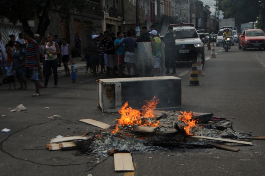 Moradores de área de risco no Centro de Manaus protestam contra descaso do Estado