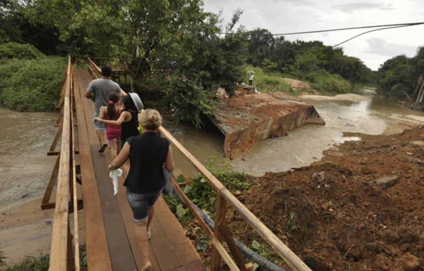 Moradores sofrem por conta de isolamento causado por desabamento de ponte